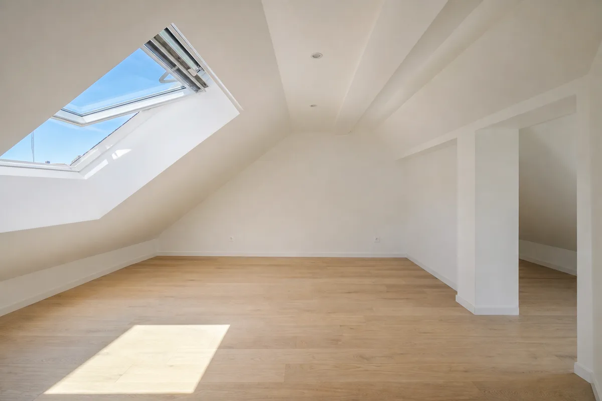 Combles aménagés isolés et habillés sous une toiture rénovée