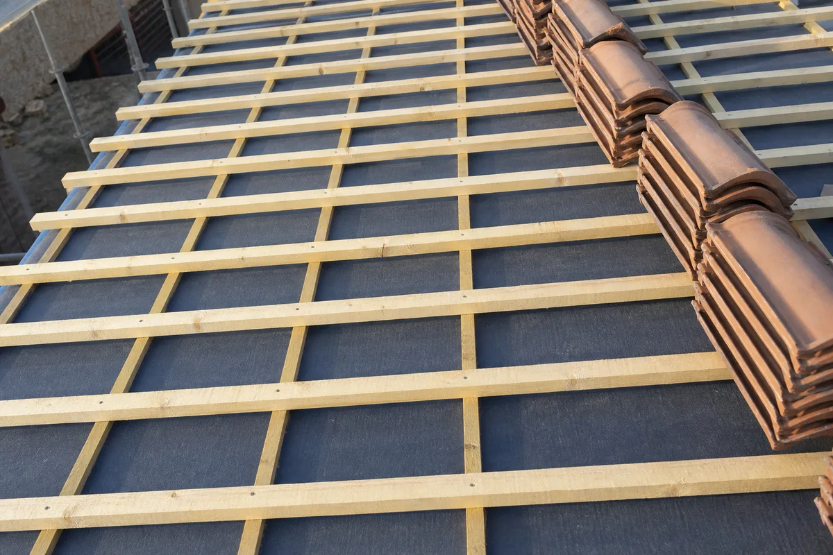 Litelage neuf cloué sur les chevrons d&rsquo;une toiture en cours de couverture