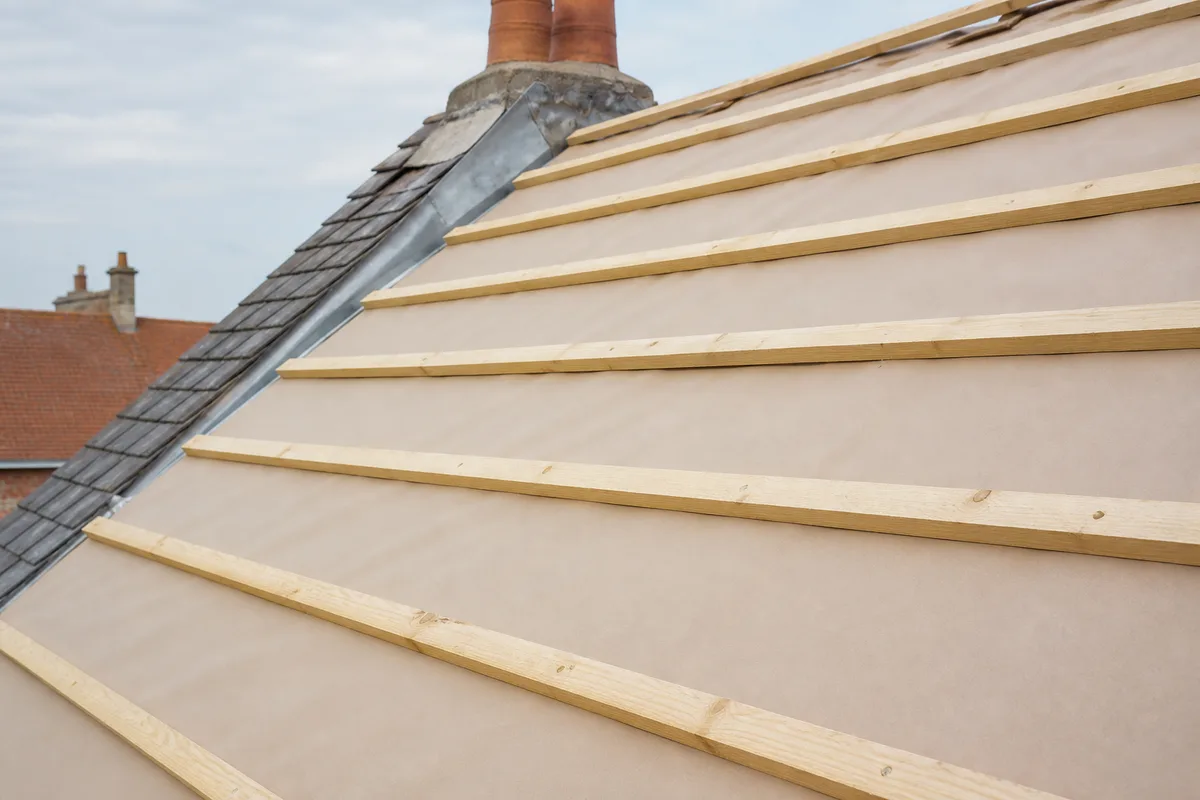 Calcul des liteaux de toiture : entraxe, quantité, section