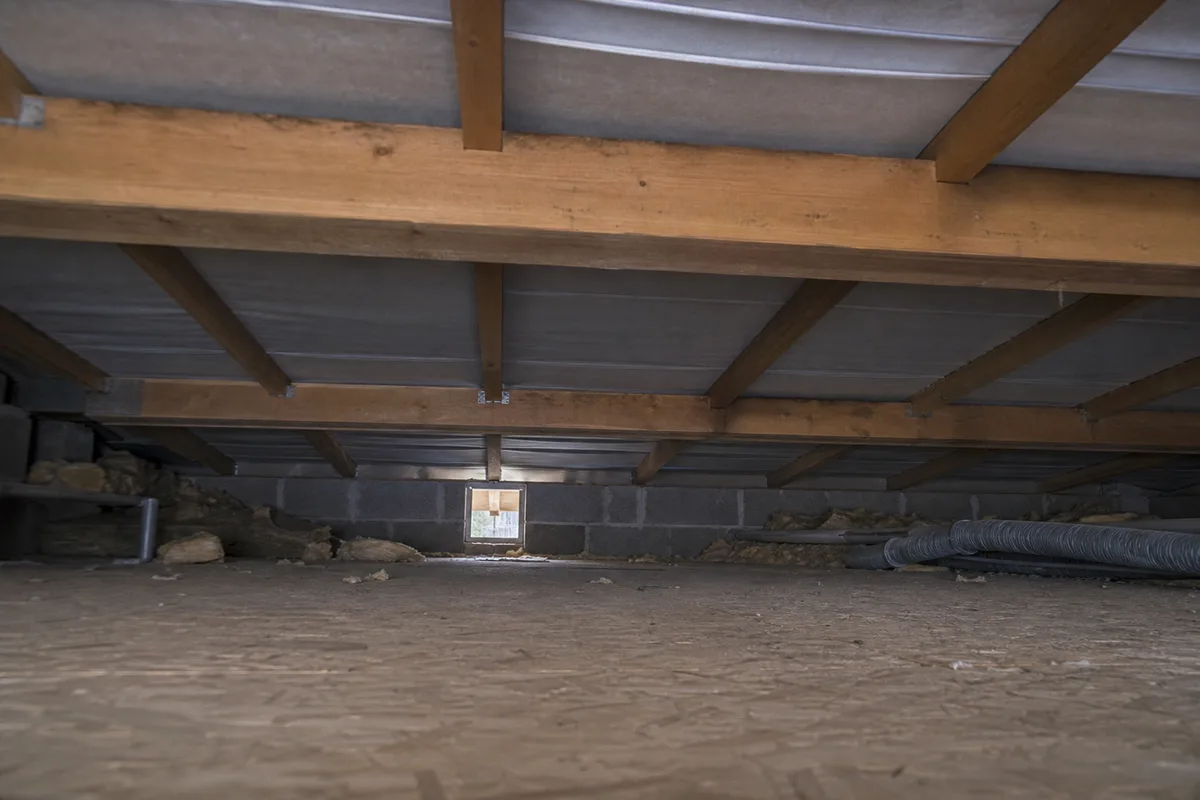 Comble bas sous faible pente, rampants descendant vite vers le plancher