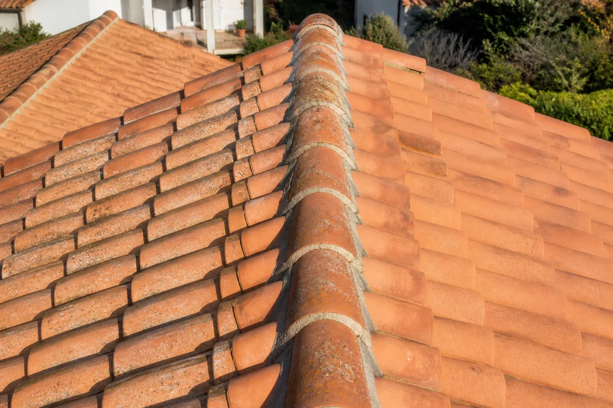 Faîtage de toiture : rôle, pose scellée ou à sec, prix