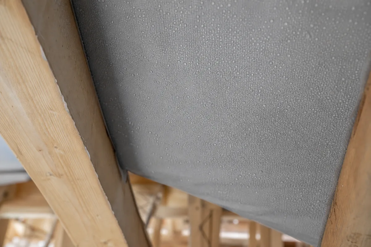 Fines gouttelettes de condensation sur la sous-face d&rsquo;un écran de sous-toiture dans des combles froids