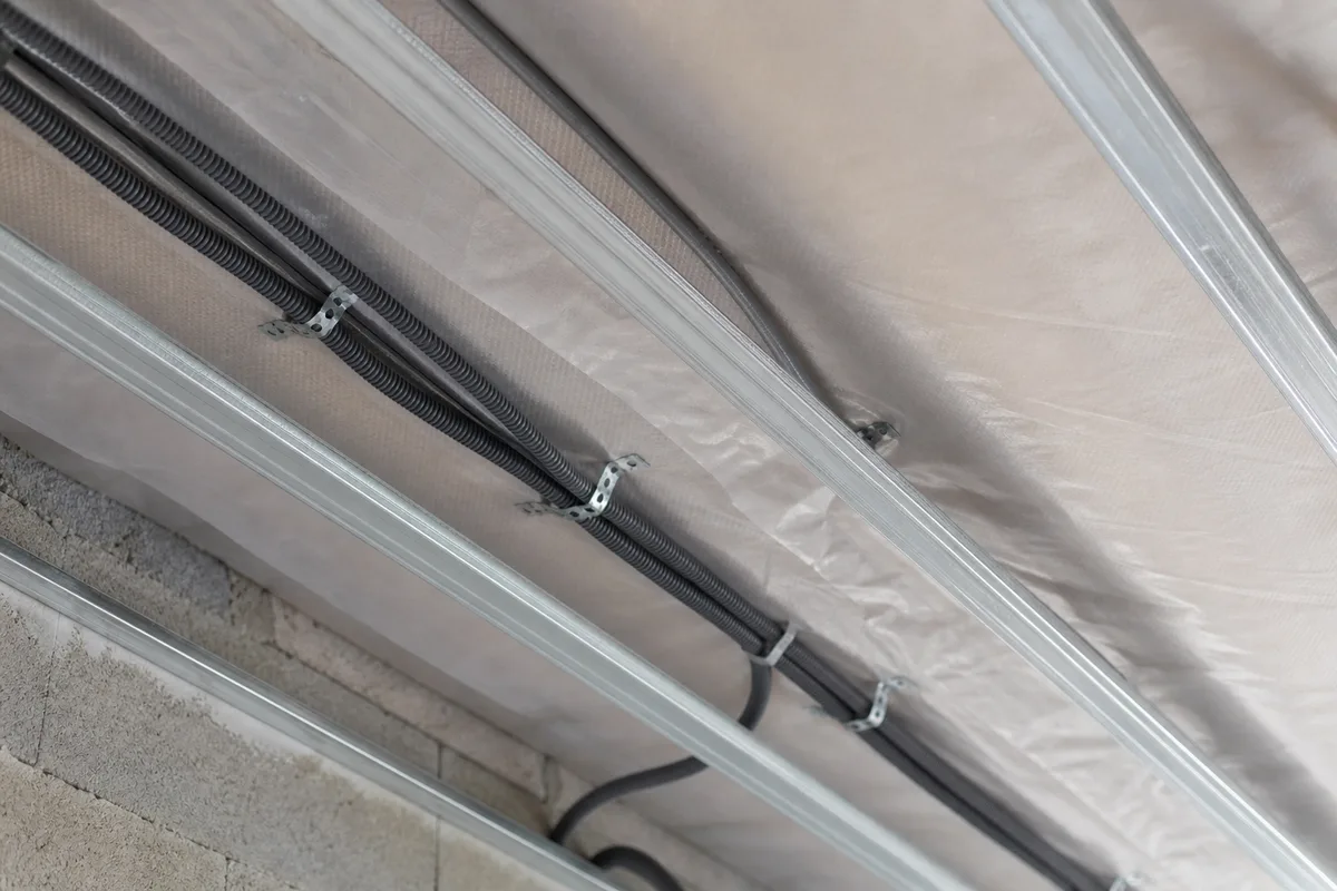 Vide technique entre une membrane pare-vapeur et l’ossature métallique d’un plafond de comble