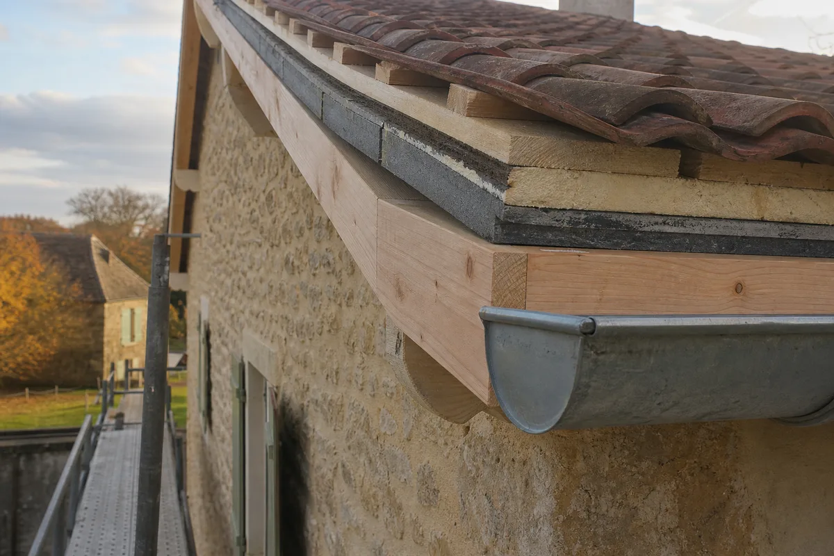Rive de toiture rehaussée et planche d&rsquo;égout neuve sur une maison isolée par l&rsquo;extérieur