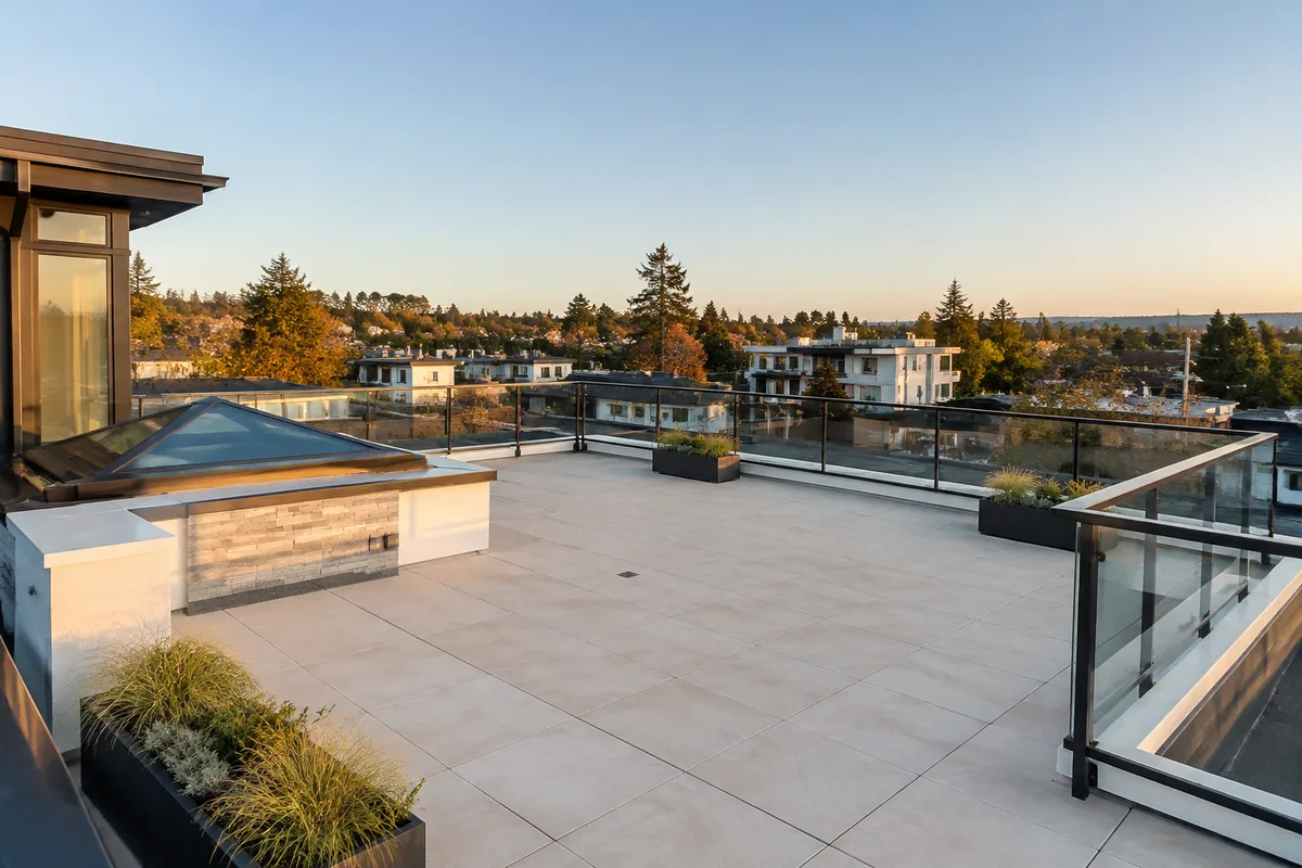 Toit-terrasse accessible : garde-corps, acrotères, seuils