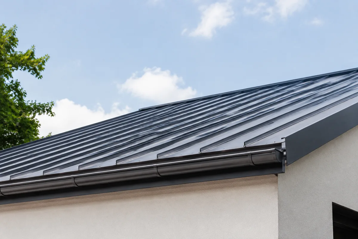 Toiture en bac acier gris anthracite sur une extension de maison contemporaine